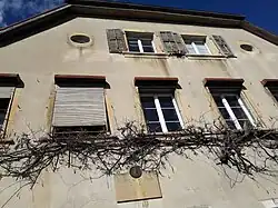 Photo en couleurs d'une maison beige