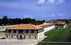La Corderie royale, sa façade Sud et le jardin des Amériques, vue en perspective