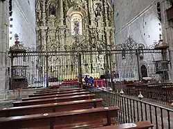 Le maître-autel et son retable.