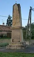 Le monument aux morts, près de la mairie.