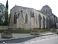 Le chevet de l'église et le clocher du XVe siècle.