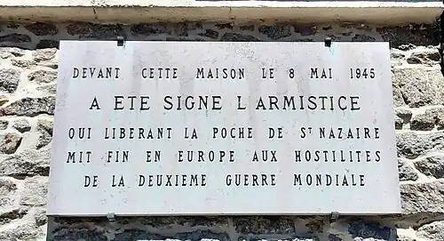 Plaque commémorant la capitulation de la poche de Saint-Nazaire en façade du 107 rue des Sables à Cordemais (le mot « armistice » est employé de manière inappropriée).