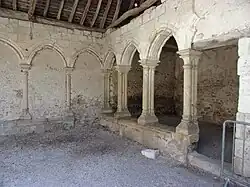 Photographie en couleurs de deux séries d'arcades à angle droit.