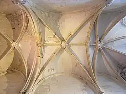 Photographie en couleurs de la voûte d'un édifice religieux.