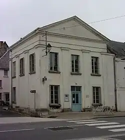 Photographie en couleurs d'un bâtiment de style néo-classique.