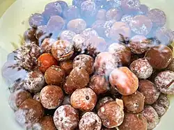 Cormes en macération pour fabriquer du cormé.