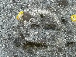 Petite croix sur le mur d'enceinte.