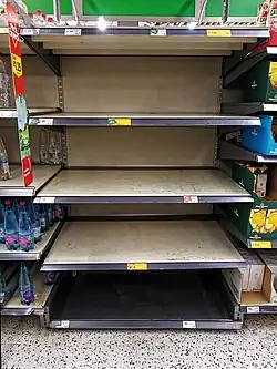 Rupture de stock totale de certaines marques de boisson, mais pas rupture de stock totale de toutes les boissons, dans un supermarché de Londres, au Royaume-Uni, 10 mars 2020.