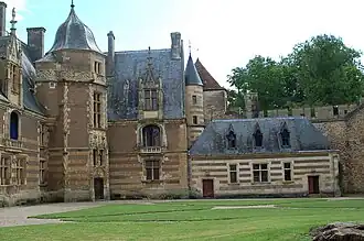 Loggia de la façade du château d'Ainay-le-Vieil (1500-1505).