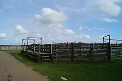 Les corrals de contention à l’entrée principale.