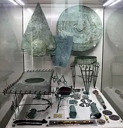 Mobilier funéraire de la tombe masculine 871 de la nécropole de Casal del Fosso, vers 730-720 av. J.-C.