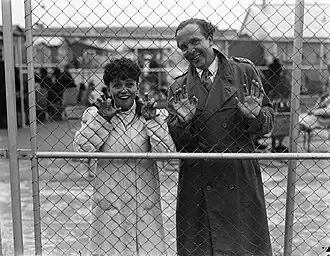 Corry Vonk (nl) et Wim Kan avant un départ en tournée outre-mer en 1948. Daan Noske/Anefo