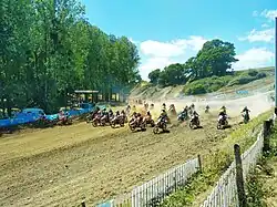 Le 12 juin 2022, départ d'une des courses de motocross sur le circuit du Val de Gravel.
