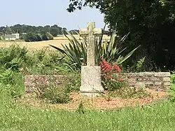 Une des nombreuses croix en granit de Corseul.