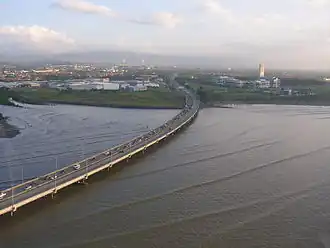 Le Corredor Sur (Corridor Sud). C'est une autoroute payante, un viaduc, qui traverse une partie du golfe de Panama et qui est chargée de décongestionner le trafic dans la partie Sud de la ville. Au Nord se trouve le Corredor Norte (Corridor Nord).