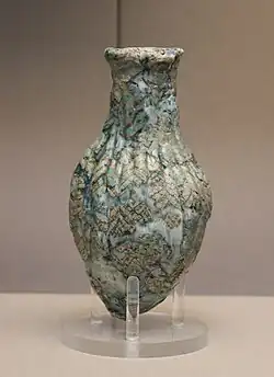 Fiole en « faïence » incrustée de turquoise. Ur, XIIIe siècle av. J.-C. British Museum.