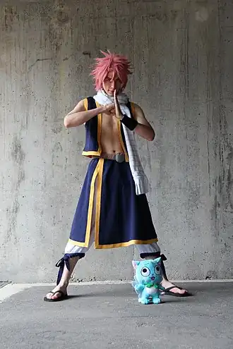 Cosplay de Natsu et peluche Happy.