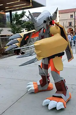 Costume de robot jaune, orange et gris.