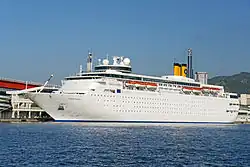 Photographie en couleurs du Costa Classica à Kobé en octobre 2009.