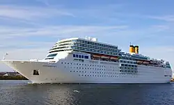 Photographie en couleurs du Costa NeoRomantica à IJmuiden en juin 2014.