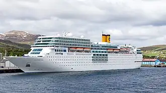 Photographie en couleurs du Costa neoClassica à Sortland (Vesterålen, Norvège) en juin 2015.