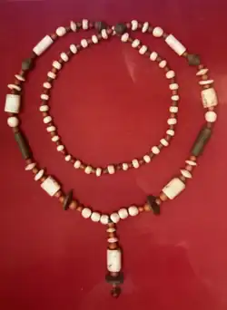 Costanza. Collier en perles de terre cuite.