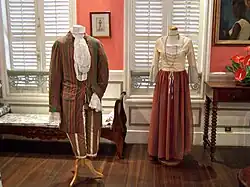 Costume du dimanche d'esclaves et vêtement de mulâtresse au XVIIIe&nbsp;siècle, Musée Saint-John-Perse, Pointe-à-Pitre.