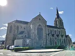 Le chevet, la nef et le transept de l’église de Ploubalay, côté nord.