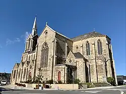 Le côté sud de l’église de Ploubalay, avec le chevet, la nef et le transept.