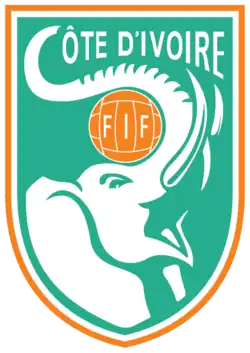 un tête d'éléphant blanc tenant un ballon avec sa trompe et Côte d'Ivoire devant sa trompe dans un fond vert