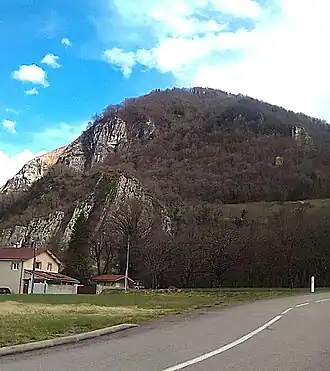 Le coteau d'Artets depuis la route du Port à Saint-Gervais.