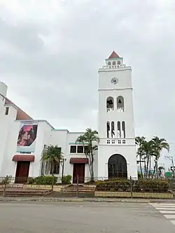 Photo d'une église de style colonial peinte en blanc