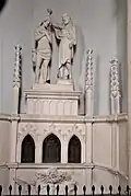 Fonts baptismaux de l'église, sculpture en marbre blanc (baptême du Christ).