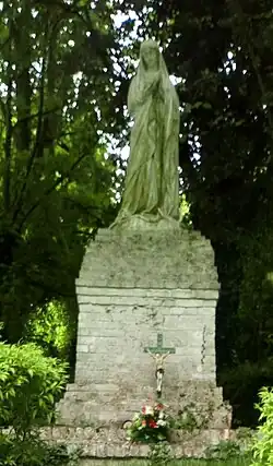La statue de la Vierge.