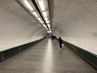 Le couloir reliant les quais de la ligne 14 à la station Saint-Augustin de la ligne 9.