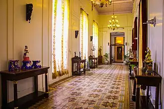 Le couloir nord du Raj Nivas, qui donne sur la rue Jawaharlal Nehru, originellement baptisée Dupleix.