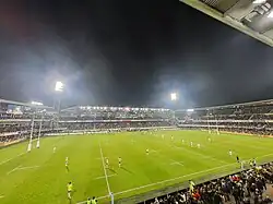 Photographie de plusieurs sportifs masculins avant un match.