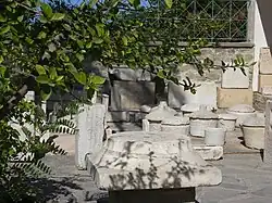 Éléments d'architecture dans la cour