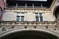 Bernuy : fenêtres aux colonnes corinthiennes.