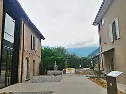 La cour d'honneur (avec, à droite, la maison de maître).