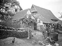 Cour d'une ferme vers 1925.