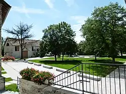 L'intérieur actuel et rénové de la cour de la Ferme de Boussy-Saint-Antoine.