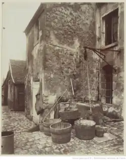 Cour du no 9 par Eugène Atget.
