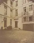 Vue côté cour du corps central et de l'aile nord (dite des remises ou écuries) de l'hôtel de la Roche-Guyon, vers 1910.