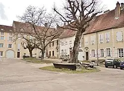 Cour et bâtiments de l'abbaye.