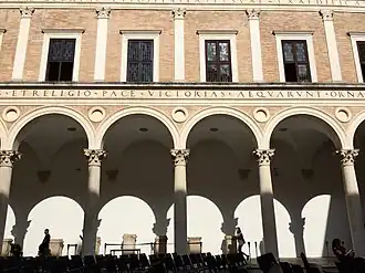 Arcades de la cour intérieure du palais ducal d'Urbino.
