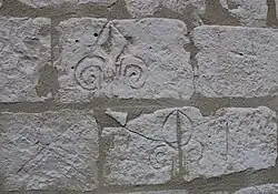 Marques de tailleur de pierre sur les murs de l'église.