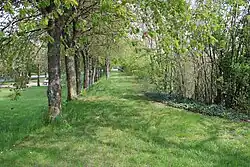 Tracé de l'ancienne ligne de Dercy-Mortiers à Versigny qui passait au sud-est de la place