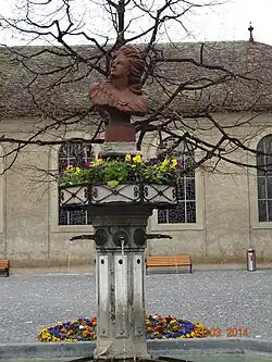 L'Helvétia (renommée Liberté), bronze de Gustave Courbet « offert par l'artiste aux communes de La Tour-de-Peilz et de Martigny, en remerciement à la Suisse pour son accueil »
