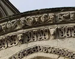 Détail des modillons du chevet : loup, porc.